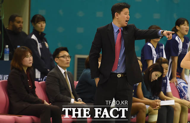 신한은행 신기성 감독이 초반부터 경기가 풀리지 않자 선수들을 독려하고 있다.