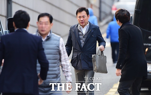 송하경 대표가 더팩트의 질문에 침묵으로 일관한 채 황급히 차량으로 향하고 있다.