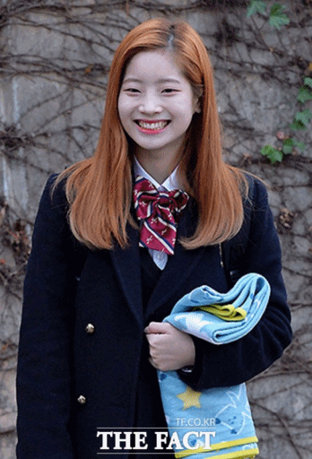 그룹 트와이스 멤버 다현. 그룹 트와이스 멤버 다현은 17일 서울 송파구 송이로 가락고등학교에서 2017 대학수학능력시험에 응시했다. /문병희 기자