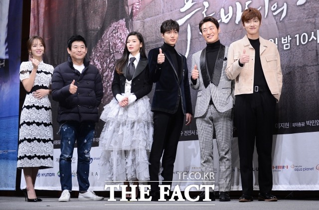 푸른 바다의 전설 출연진. 18일 시청률 조사회사 닐슨코리아에 따르면 전날 방송된 SBS 수목드라마 푸른 바다의 전설은 전국 기준 시청률 15.1%를 기록했다. /이덕인 기자