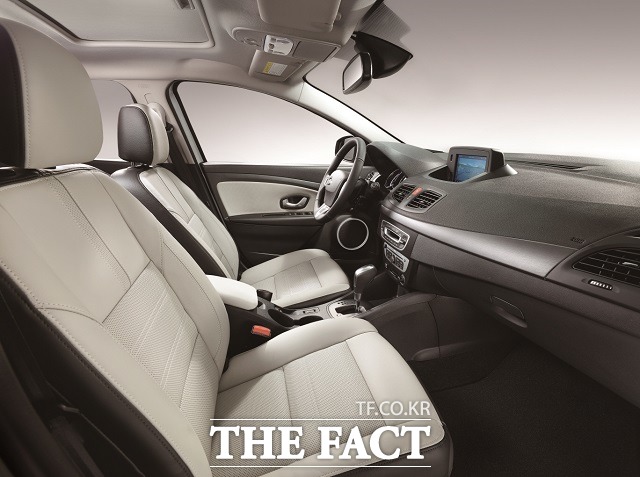 2017년형 SM3은 기존의 직물시트를 없애고 고급 인조가죽시트를 PE, SE, LE트림 기본사양으로 업그레이드했다.