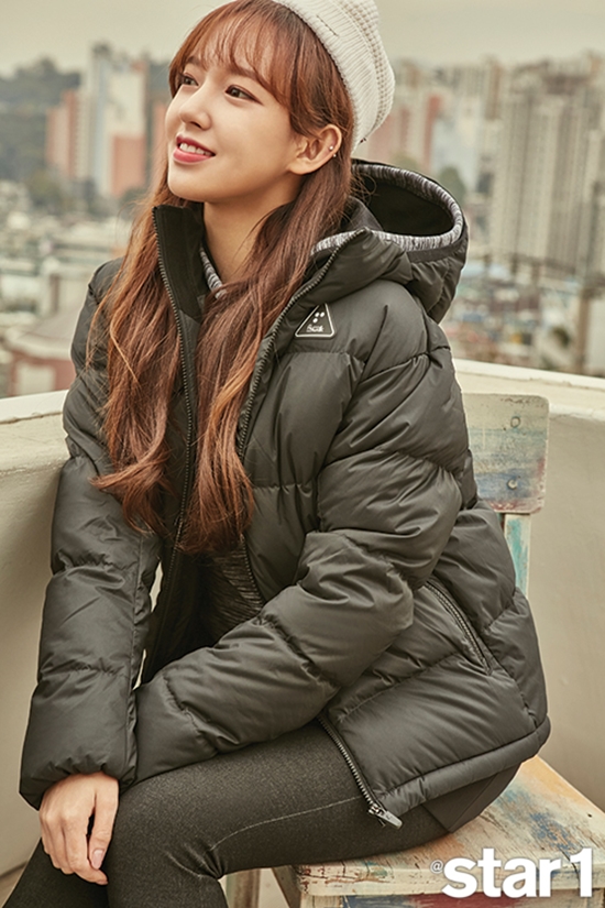 우주소녀 성소 화보. 성소는 아웃도어를 입고 발랄한 스타일을 연출했다. /앳스타일 제공