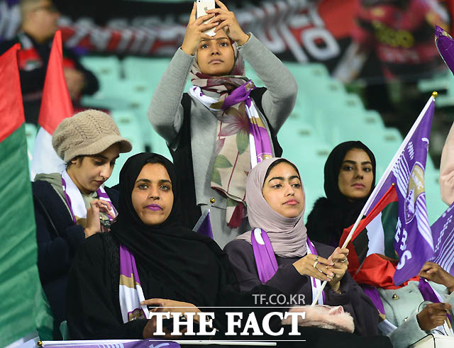 알 아인 여성팬들이 경기장을 찾아 응원하고 있다.
