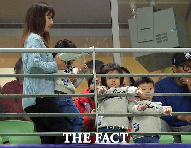 이동국 부인 이수진씨와  아들 대박이 이시안 군과 쌍둥이 딸인 설아-시아가 전주 월드컵경기장을 찾았다.