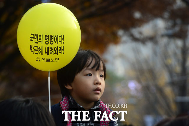 어린 소년도 하야를 외칩니다