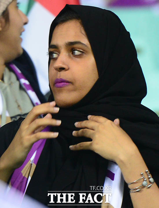 알 아인 여성팬들이 경기장을 찾아 응원하고 있다.