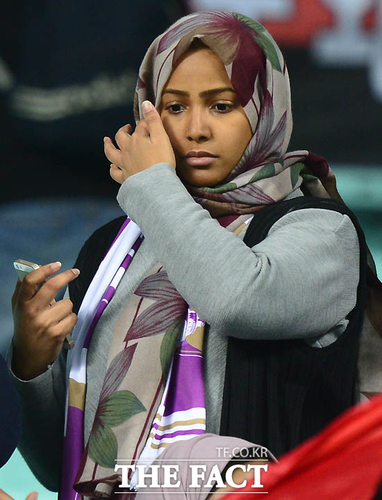 알 아인 여성팬이 경기장을 찾아 응원하고 있다.