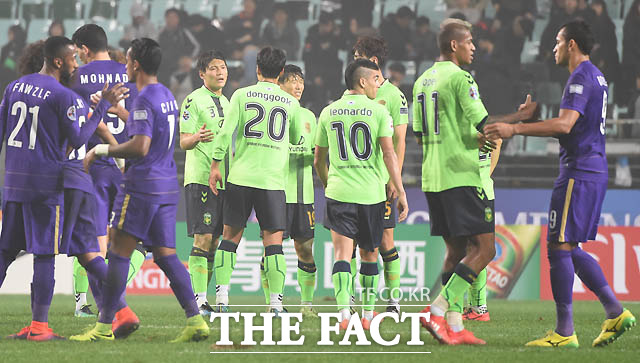전북이 2-1로 역전승을 거둔 가운데 선수들이 경기 종료 후 하이파이브를 나누고 있다.