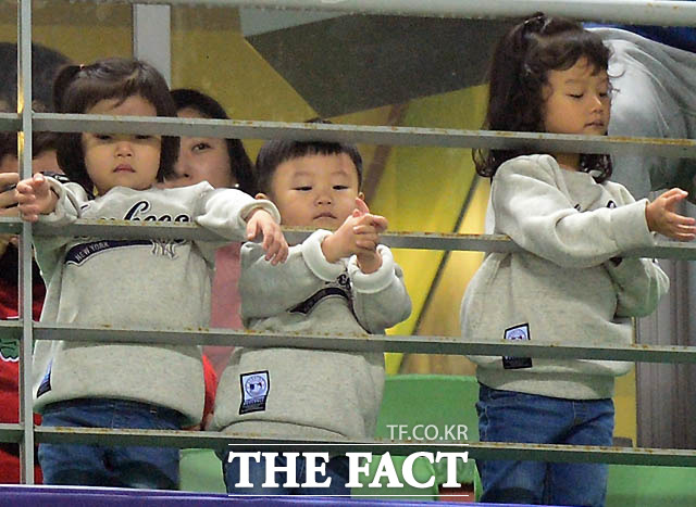 이동국의 아들과 딸인 대박이와 쌍둥이 설아-수아가 경기장을 찾았다.