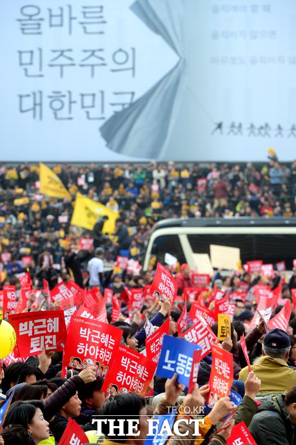 대한민국은 민주주의 국가! 광장에 모인 집회 참가자들