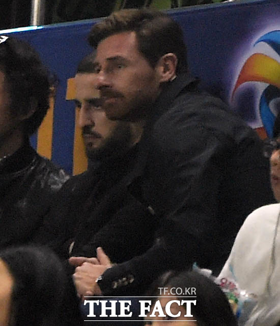 상하이 상강 빌라스 보아스 감독이 경기를 지켜보고 있다.