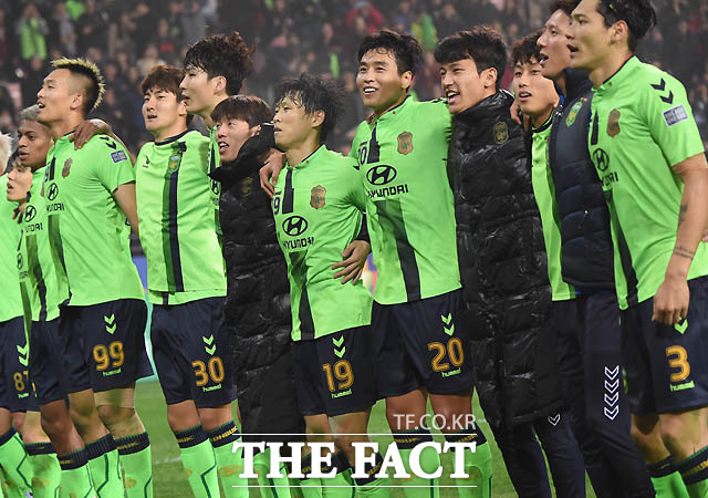 전북이 2-1로 역전승을 거둔 뒤 서포터즈 앞에서 세리머니를 펼치고 있다.