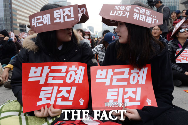 19일 오후 전국적으로 4차 촛불집회가 예고된 가운데 서울 종로구 광화문광장에서 사전 집회에 모인 고등학생들이 피켓을 들고 시위를 진행하고 있다./광화문=남용희 인턴기자