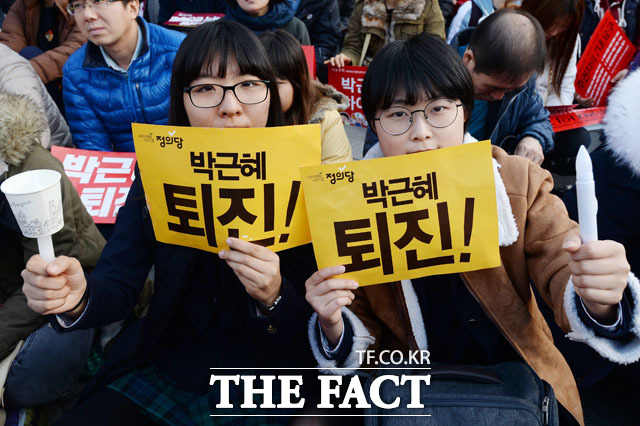 19일 오후 전국적으로 4차 촛불집회가 열린 가운데 고등학생들이 피켓을 들고 시위를 진행하고 있다./광화문=남용희 인턴기자