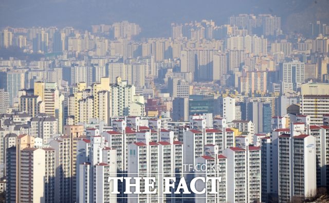18일 부동산114 조사에 따르면 이번 주 서울 재건축 아파트값이 지난주보다 0.20% 떨어지졌다. /더팩트DB
