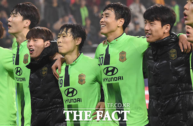 전북이 2-1로 역전승을 거둔 뒤 서포터즈 앞에서 세리머니를 펼치고 있다.