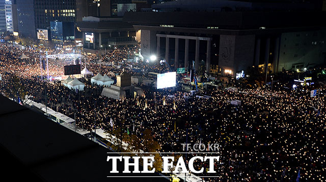 박근혜 대통령의 퇴진을 요구하는 4차 촛불집회가 서울 종로구 광화문광장 일대에서 열리고 있는 가운데 참가한 시민들이 촛불을 들고 구호를 외치고 있다./광화문=임세준 인턴기자