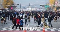 [TF포토] '오늘 또 모여라!'…광화문으로 집결하는 국민들