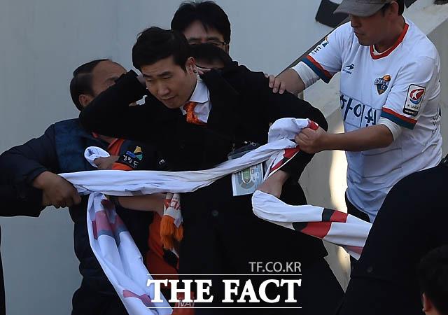 강원FC 서포터즈들이 플랜카드를 놓고 성남의 안전요원과 몸싸움을 벌이고 있다.