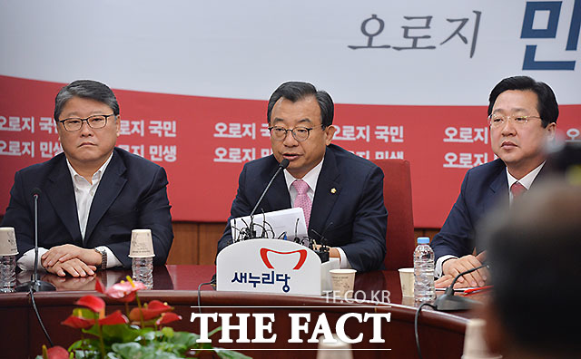 새누리당은 20일 검찰이 최순실 게이트에 박근혜 대통령이 공모관계에 있는 것으로 판단, 피의자로 입건과 관련해 박 대통령의 조사가 이뤄지지 않은 상황이므로 단정짓기 어렵다고 밝혔다. /문병희 기자