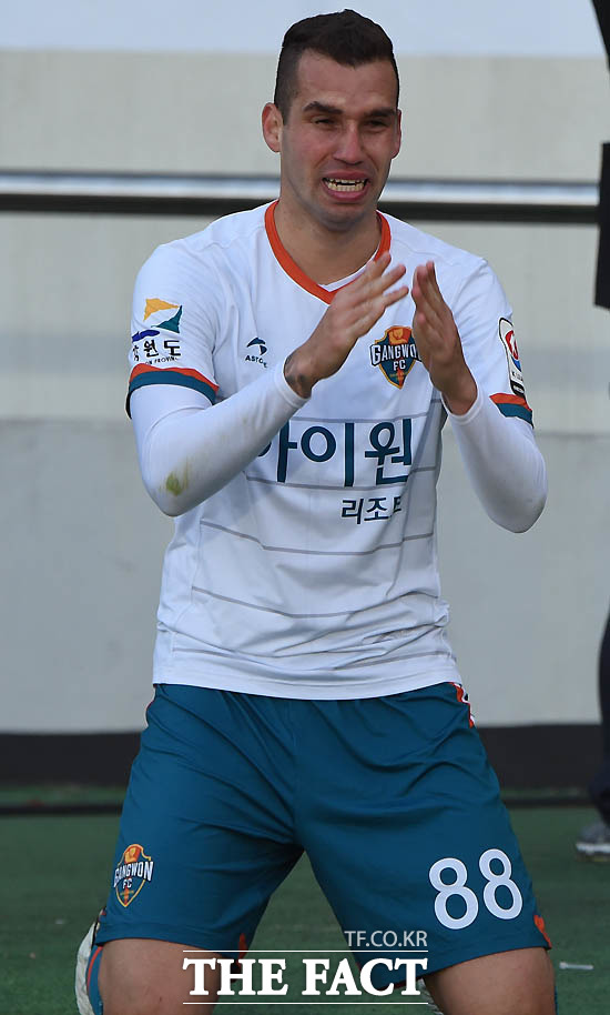 강원FC가 성남FC를 누르고 K리그 클래식으로 승격된 가운데 세르징요가 눈물을 흘리며 감격해하고 있다.