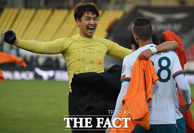 강원FC가 성남FC를 누르고 K리그 클래식으로 승격된 가운데 선수들이 포옹을 나누며 기뻐하고 있다.