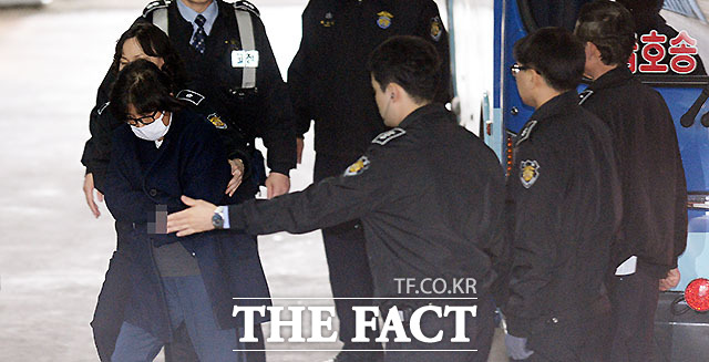 검찰은 20일 비선 실세 최순실(60) 씨와 안종범(57) 전 청와대 정책조정수석, 정호성(47) 전 부속비서관 등 국정 농단 의혹의 당사자 3명에 관한 수사결과를 발표한다. /문병희 기자