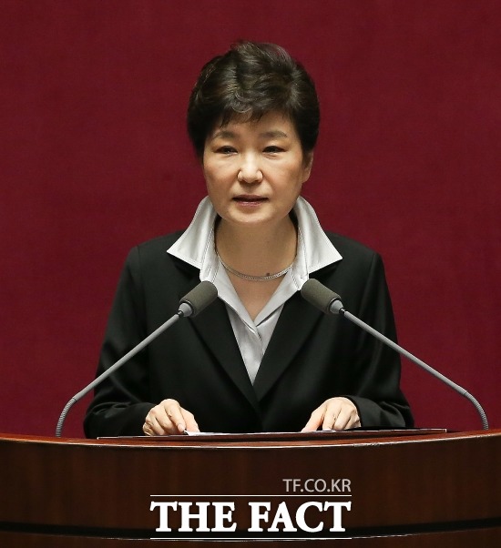 박근혜 대통령. 검찰은 20일 박근혜 대통령에 대해 최순실을 비롯한 3인의 범죄 사실사실 가운데 상당 부분 공모관계가 있는 것으로 판단했다고 밝혔다. /배정한 기자