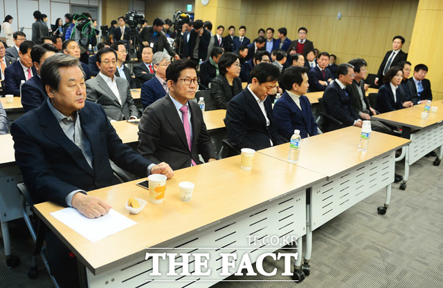 새누리당 비박계 의원들의 비상시국회의가 20일 오후 국회의사당 의원회관에서 김무성(왼쪽) 전 대표 등은 박 대통령에 대한 탄핵 절차를 착수해야 한다고 의견을 모았다. /배정한 기자
