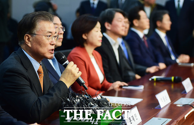 문재인 전 민주당 대표가 검찰 조사 발표 내용과 박근혜 대통령의 거취에 관해 이야기하고 있다. /배정한 기자