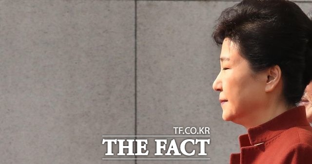 피의자 된 박근혜 대통령. 검찰이 박근혜 대통령을 최순실과 공모관계를 인정해 피의자로 정식 입건했다./배정한 기자