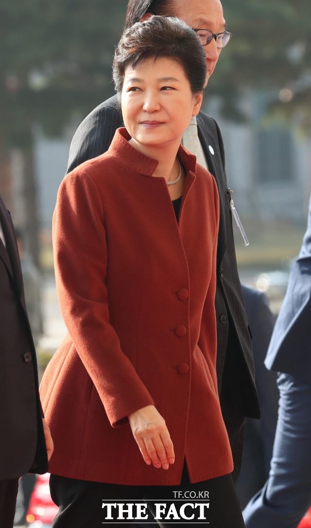 검찰 특별수사본부(본부장 이영렬 서울중앙지검장)는 20일 최순실 씨 등을 구소기소하며 공소장에 박근혜 대통령이 이들과 공모했다고 적시했다. 하지만 청와대는 검찰의 발표에 유감을 나타내며 검찰 수사에 응하지 않겠다고 밝혔다. /배정한 기자