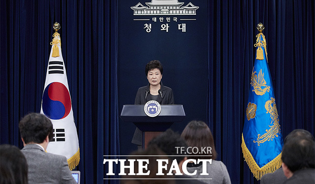 박근혜 대통령은 20일 최순실 씨 등과 공모했다는 검찰의 공소장 내용과 관련해 유영하 변호사를 통해 정면 반박했다. 그뿐만 아니라 청와대는 국회에 탁핵을 요구했다./ 청와대