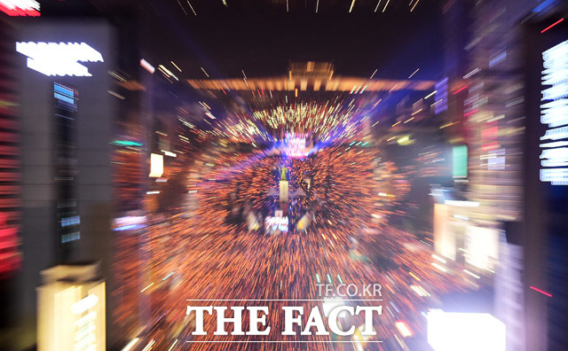 사진은 지난 19일 광화문 광장에서 열린 박근혜 대통령의 퇴진 요구 4차 촛불집회. /사진공동취재단