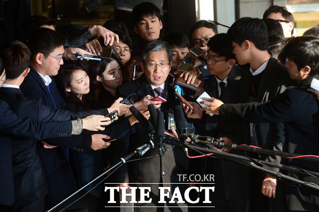 이미경 CJ그룹 부회장에게 퇴진 압력을 행사한 의혹을 받는 조원동 전 청와대 경제수석(가운데)이 지난 17일 오후 서울 서초구 서울중앙지방검찰청에 출석하는 가운데 취재진의 질문에 답하고 있는 모습. /남윤호 기자.