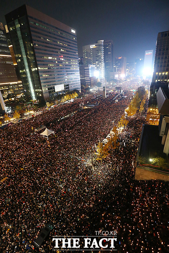 지난 12일 박근혜 대통령 퇴진을 촉구하는 광화문의 2016 민중총궐기 현장. /사진공동취재단