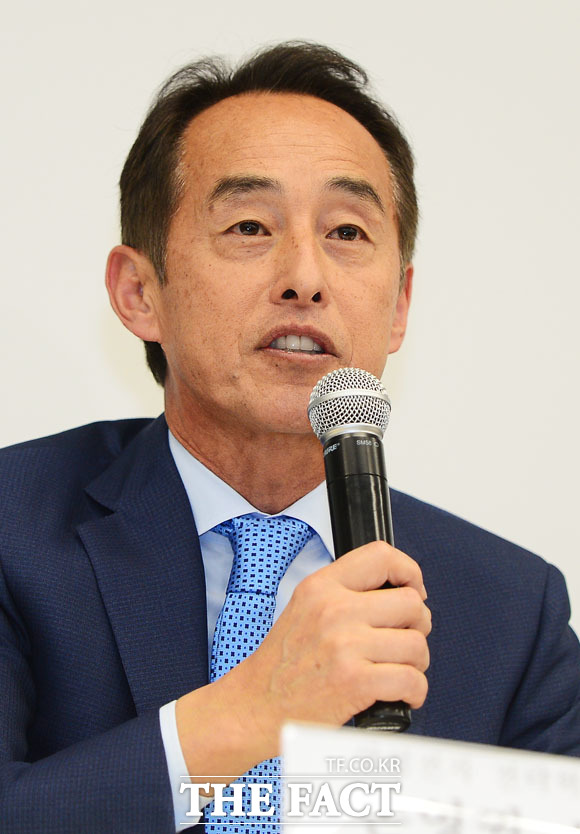 삼성전자 전략혁신센터 손영권 사장이 취재진의 질문에 답하고 있다.