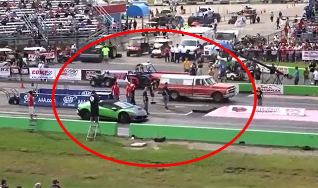 동영상 공유사이트 유튜브에는 트럭한테 처참히 발리는 람보르기니의 굴욕이라는 제목의 영상이 지난 16일 게시됐다. 이 영상은 붉은색의 구형 트럭과 연두색이 람보르기니가 한 판 승부를 벌이는 모습을 담고 있다. /유튜브 영상 캡처