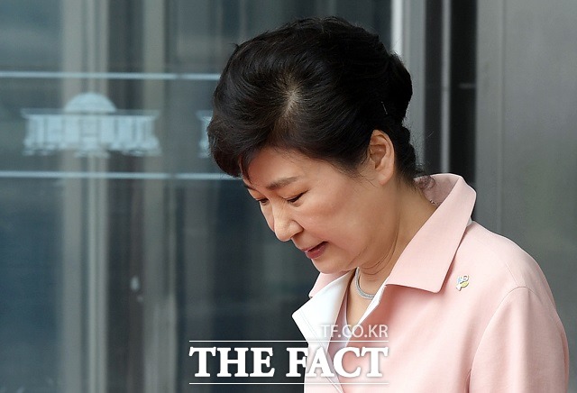 여론조사업체 리얼미터가 21일 발표한 11월 3주차 주중 동향에 따르면 박근혜 대통령의 지지율이 지난주보다 1.8%포인트 떨어진 9.7%를 기록했다./더팩트 DB