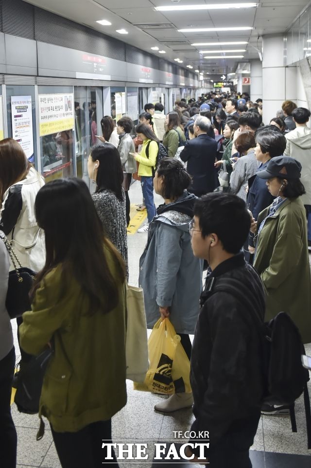 9호선, 신호장애 지연운행. 9호선 신호장애로 출근길 시민들이 불편함을 겪고 있다./더팩트DB