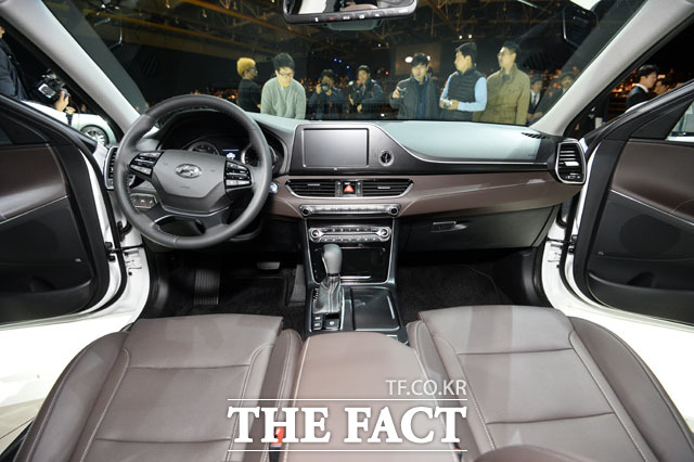 신형 그랜저 가솔린 3.0 모델과 디젤 2.2 모델에는 전륜 8단 자동변속기가 탑재돼 동급 최고 수준의 연비를 구현했다.