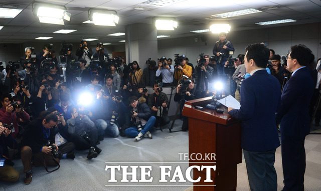 김용태 새누리당 의원(왼쪽)과 남경필 경기지사가 22일 오전 서울 여의도 국회의사당 정론관에서 기자회견을 열고 탈당 의사를 밝히고 있다. /배정한 기자