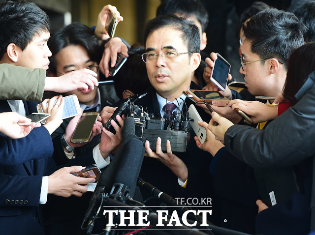 김종, 박태환 협박 의혹. 김종 전 문화체육부 차관이 최순실 국정농단 사태와 관련해 21일 구속됐다. 지난 16일 오전 서울 서초구 서울중앙지방검찰청으로 출석하기 전 취재진의 질문에 답하고 있는 김종 전 차관./배정한 기자