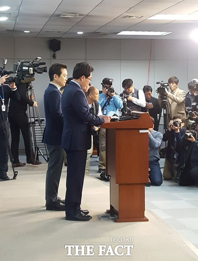 남경필 경기지사와 김용태 새누리당 의원이 22일 오전 탈당을 선언했다. 이들은 국민은 박근혜 대통령과 새누리당은 이미 공범이라고 한다. 그런데 대통령은 버티고, 새누리당은 책임의지도 없고, 앞으로 변화할 가능성도 없다고 비판했다. /국회=이철영 기자