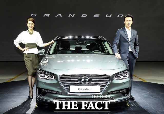 6세대 신형 그랜저는 기존 모델의 고급스러움을 계승하면서도 강인하고 웅장한 이미지를 강조한 것이 특징이다.