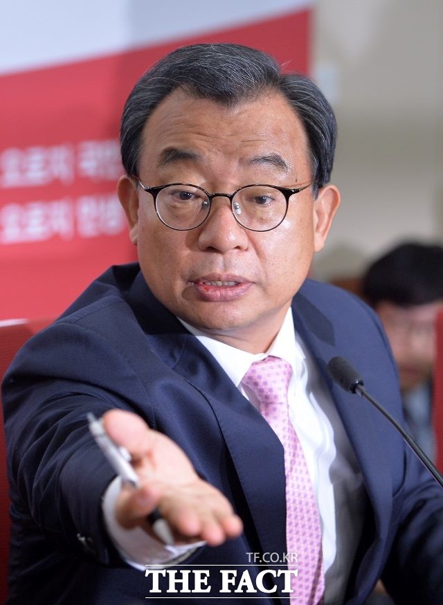이정현 새누리당 대표가 지난 7일 오전 서울 여의도 당사에서 열린 최고위원회의에서 당대표직 사퇴 거부의사를 밝히고 있다./문병희 기자