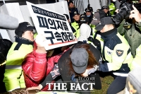 [TF포토] 한일군사정보보호협정 의결에 반발해 경찰과 대치하는 학생들