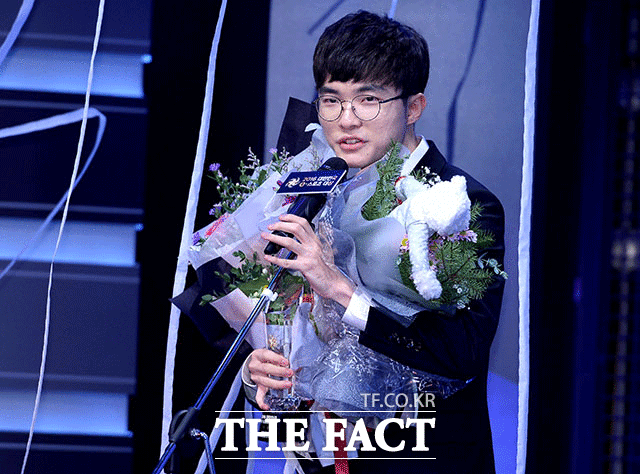 SK텔레콤T1의 선수 ‘페이커’ 이상혁이 23일 오후 7시 서울 강남 넥슨 e스포츠 아레나에서 열린 ‘2016 대한민국 e스포츠대상’에서 수상 소감을 밝히고 있다. /임세준 인턴기자