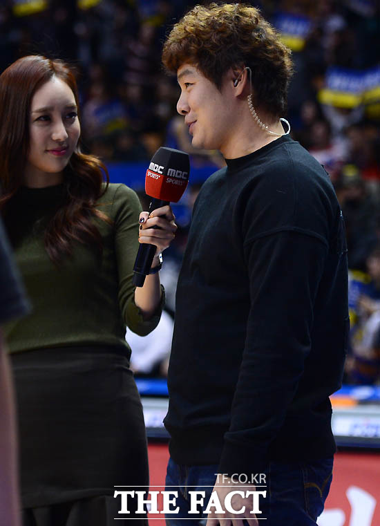 두산 민병헌이 경기장을 찾아 관전 중 방송 인터뷰를 하고 있다.