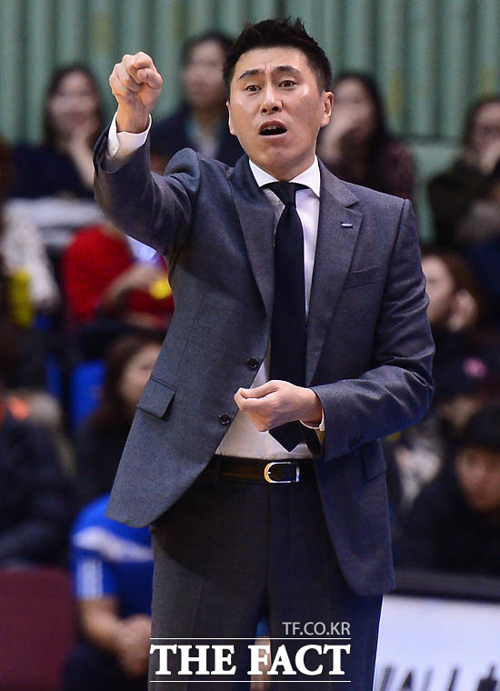 서울삼성 이상민 감독이 경기 중 작전을 지시하고 있다.